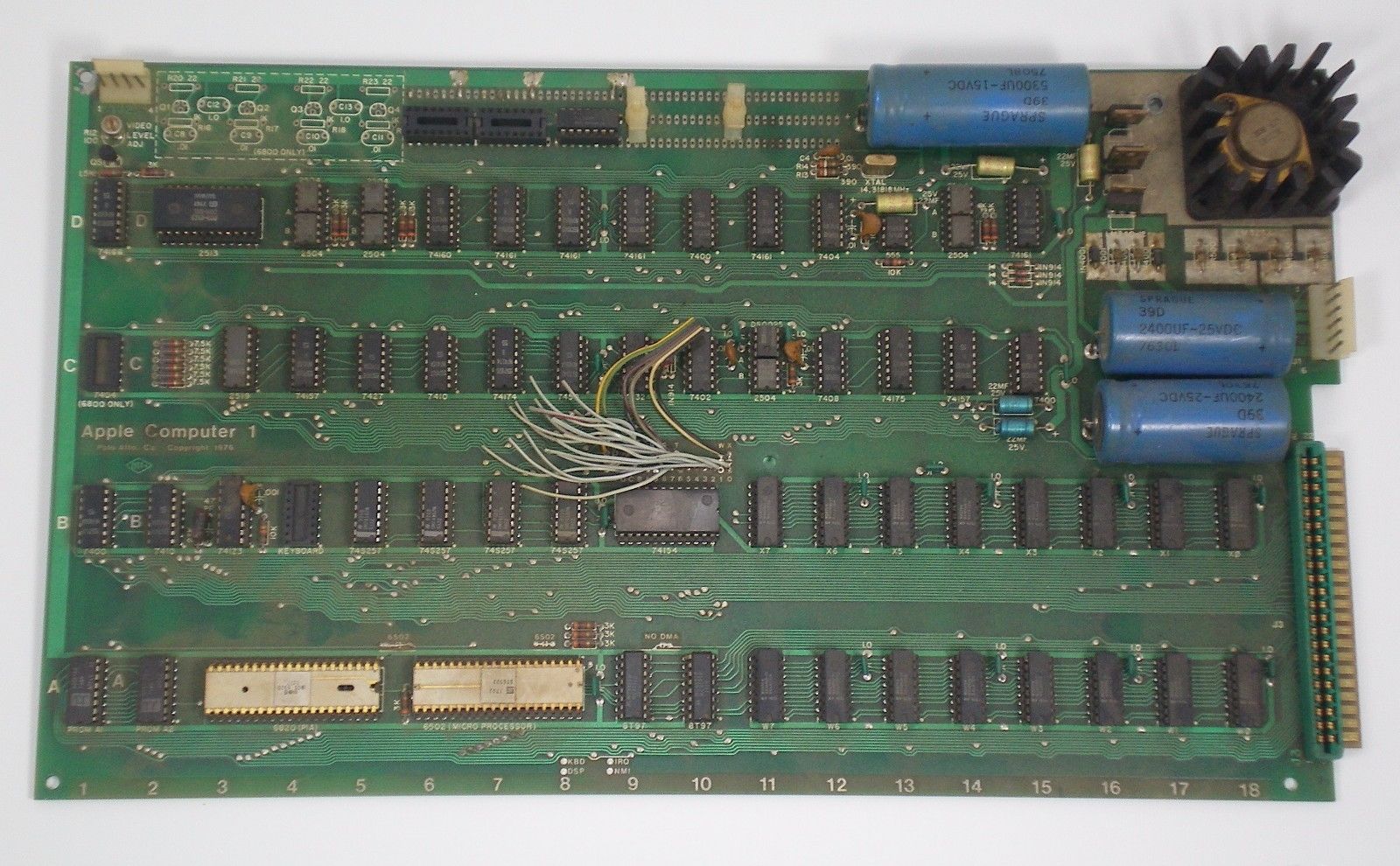 http://www.macfreak.nl/modules/news/images/zAppleI-300516-1.jpg