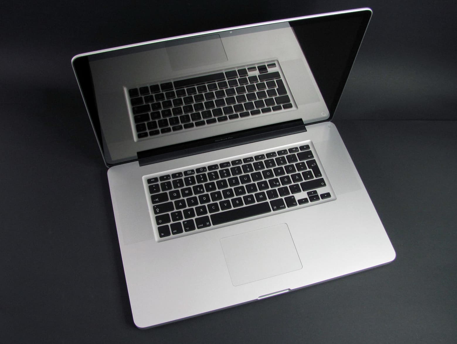 http://www.macfreak.nl/modules/news/images/zArt.17inch-MacBook-Pro-Open-Front.jpg