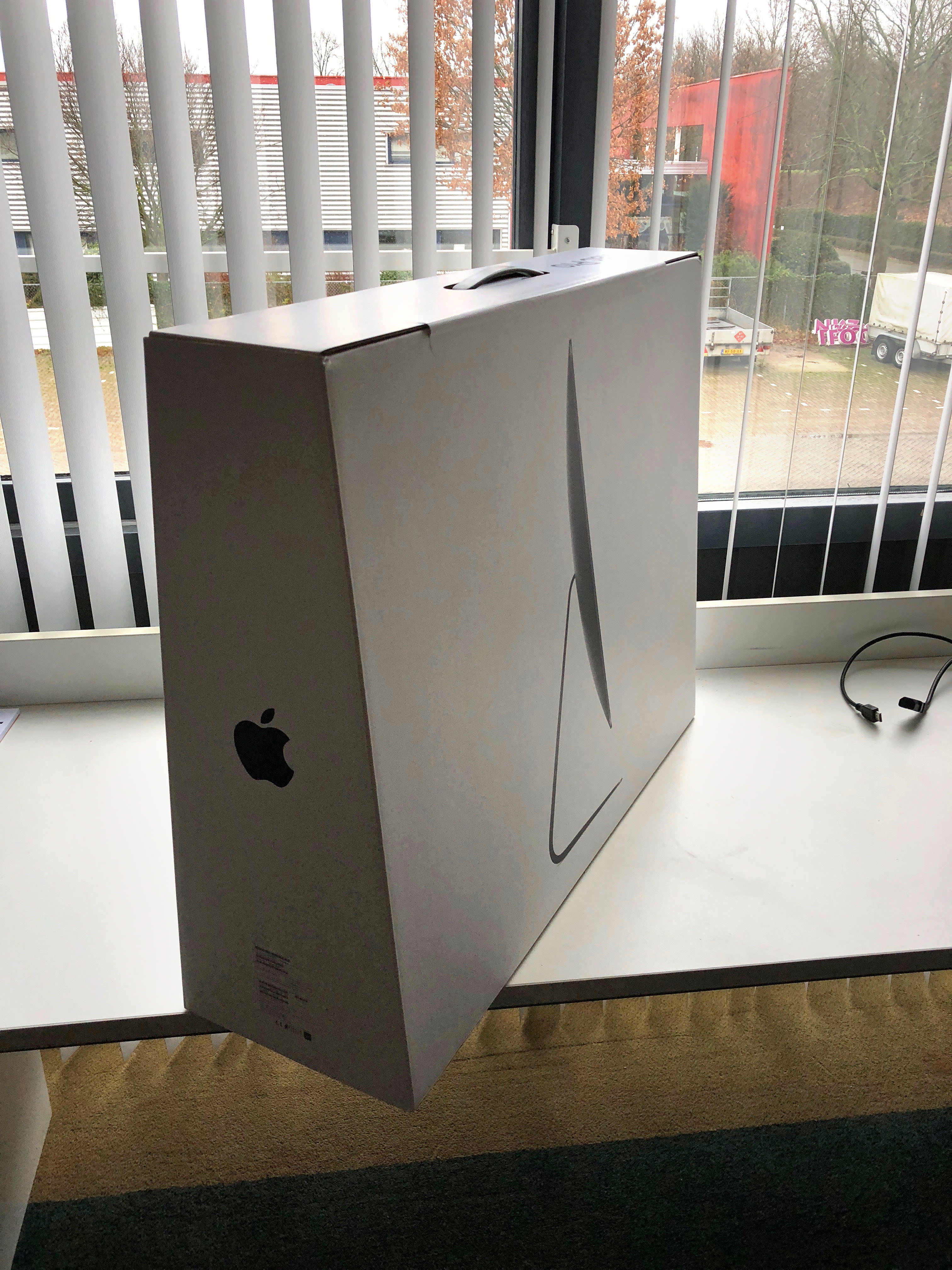 http://www.macfreak.nl/modules/news/images/zArt.Uitpaksessie-iMacPro003.jpg