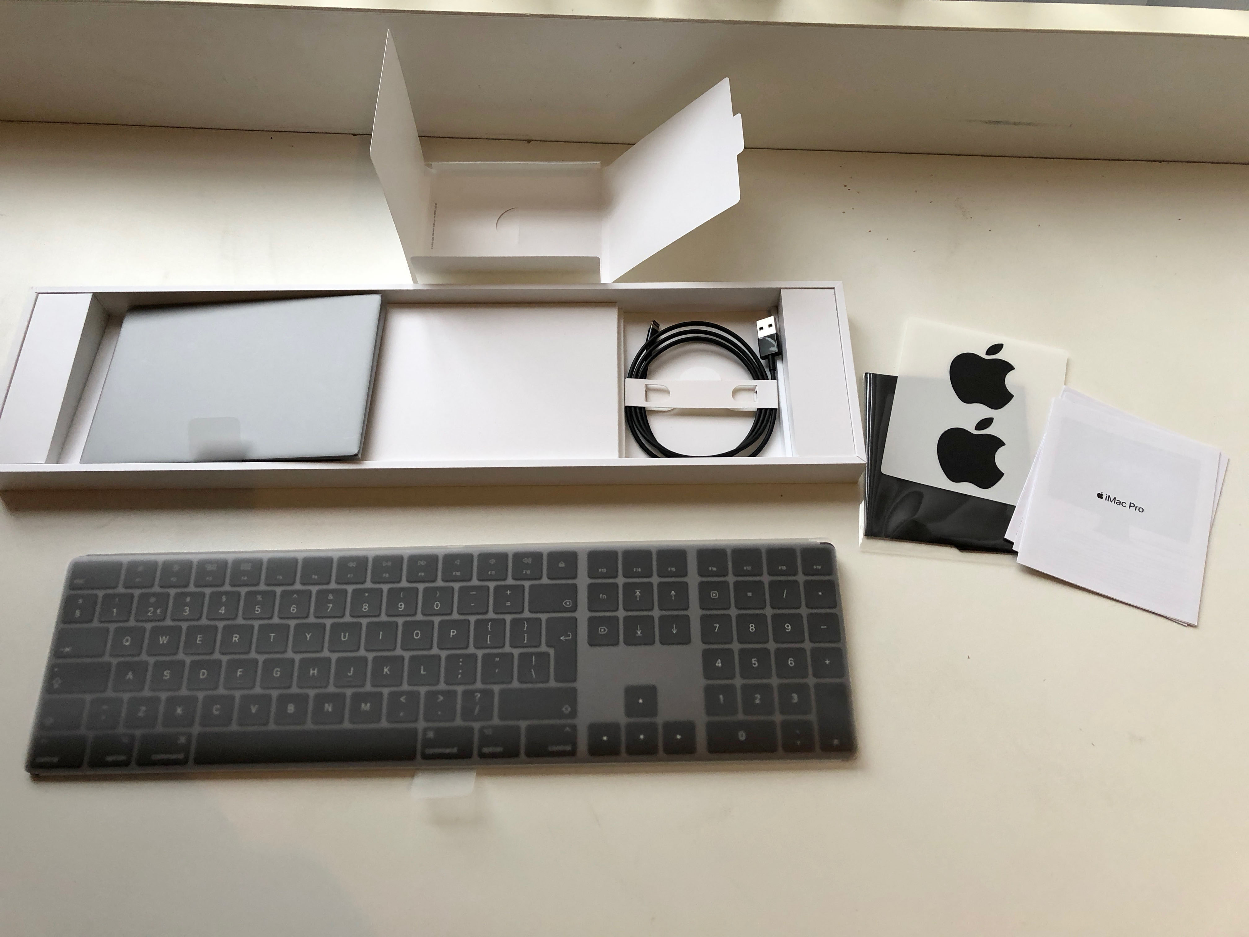 http://www.macfreak.nl/modules/news/images/zArt.Uitpaksessie-iMacPro010.jpg