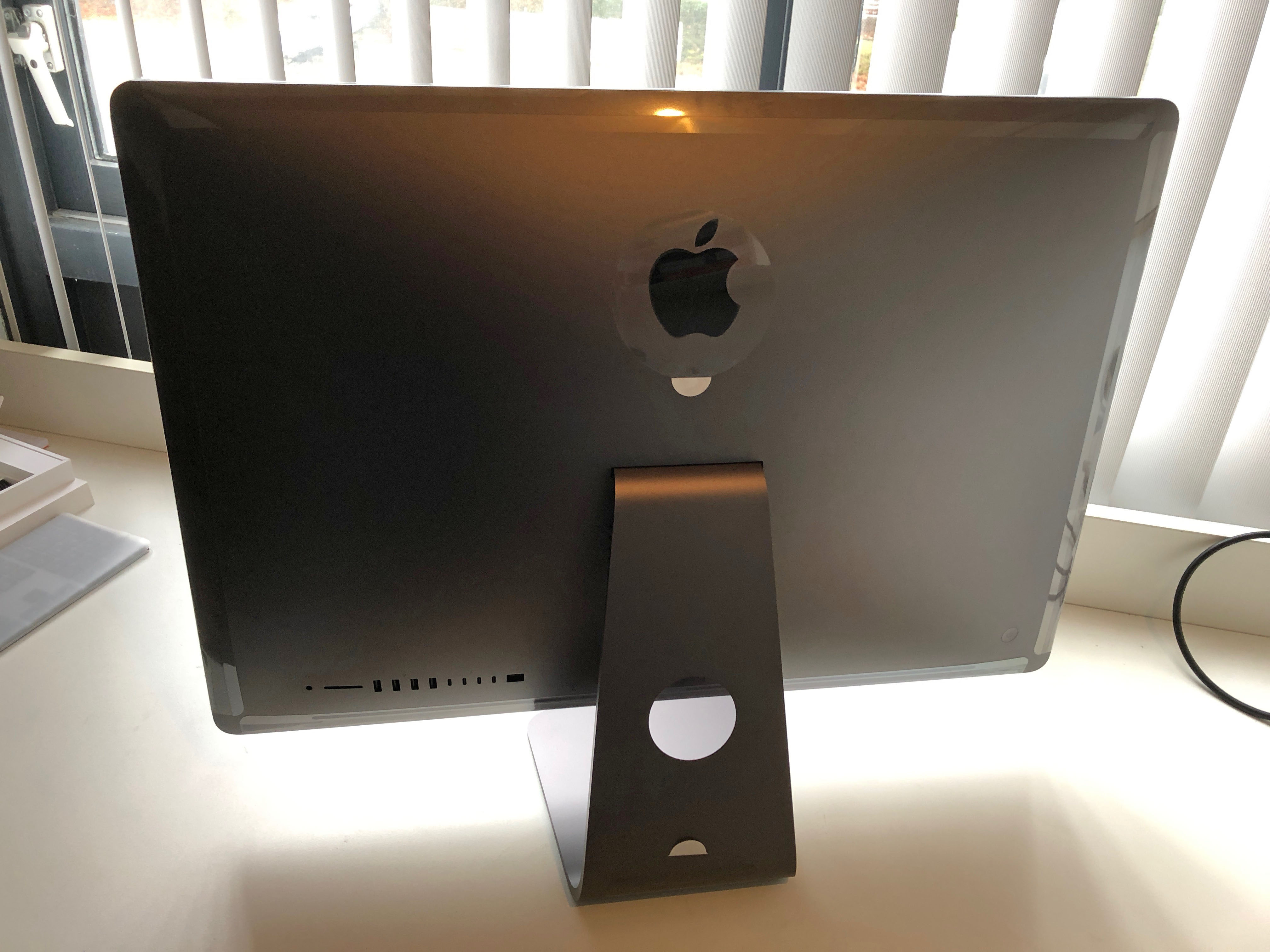 http://www.macfreak.nl/modules/news/images/zArt.Uitpaksessie-iMacPro014.jpg