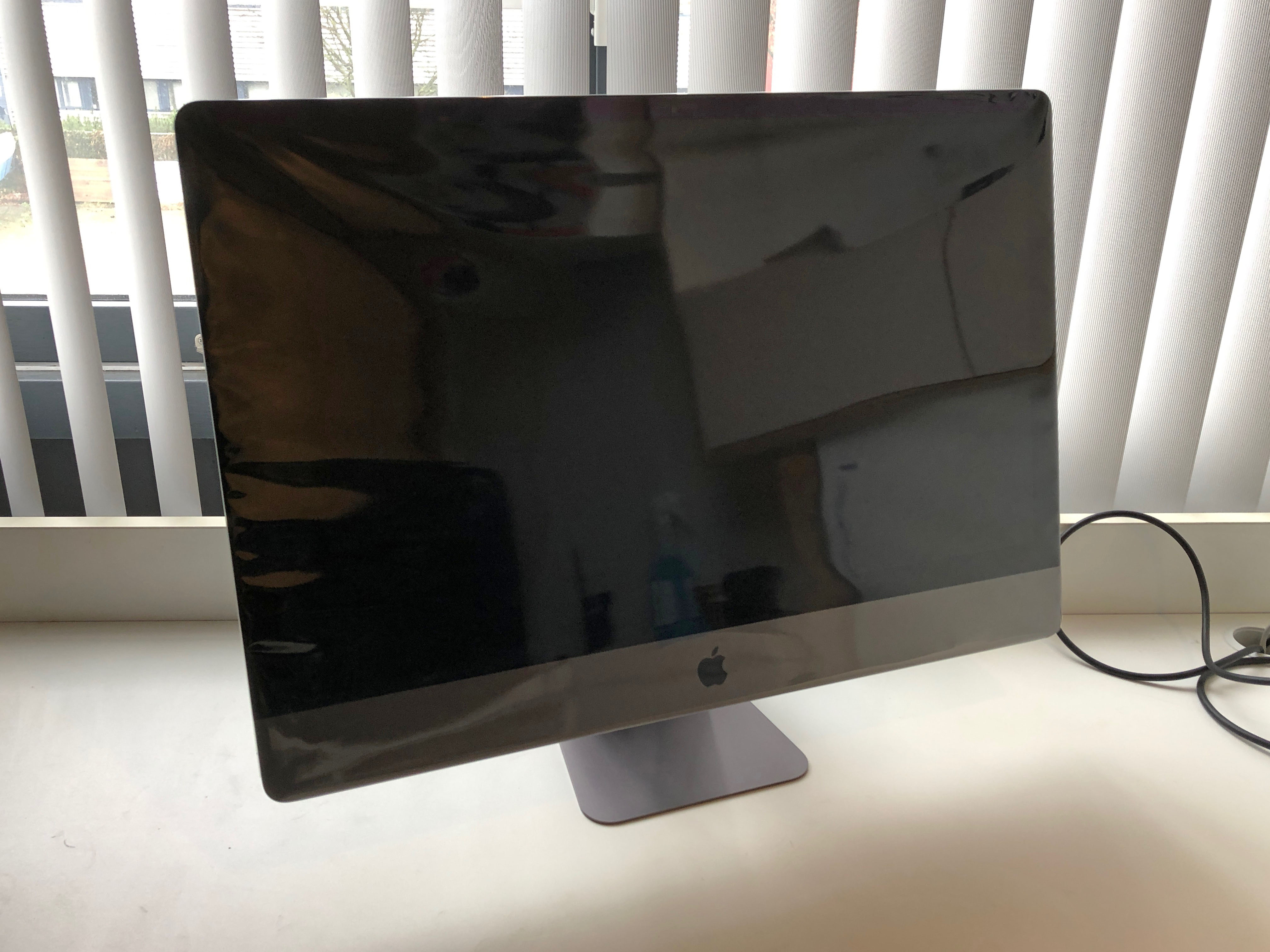 http://www.macfreak.nl/modules/news/images/zArt.Uitpaksessie-iMacPro015.jpg