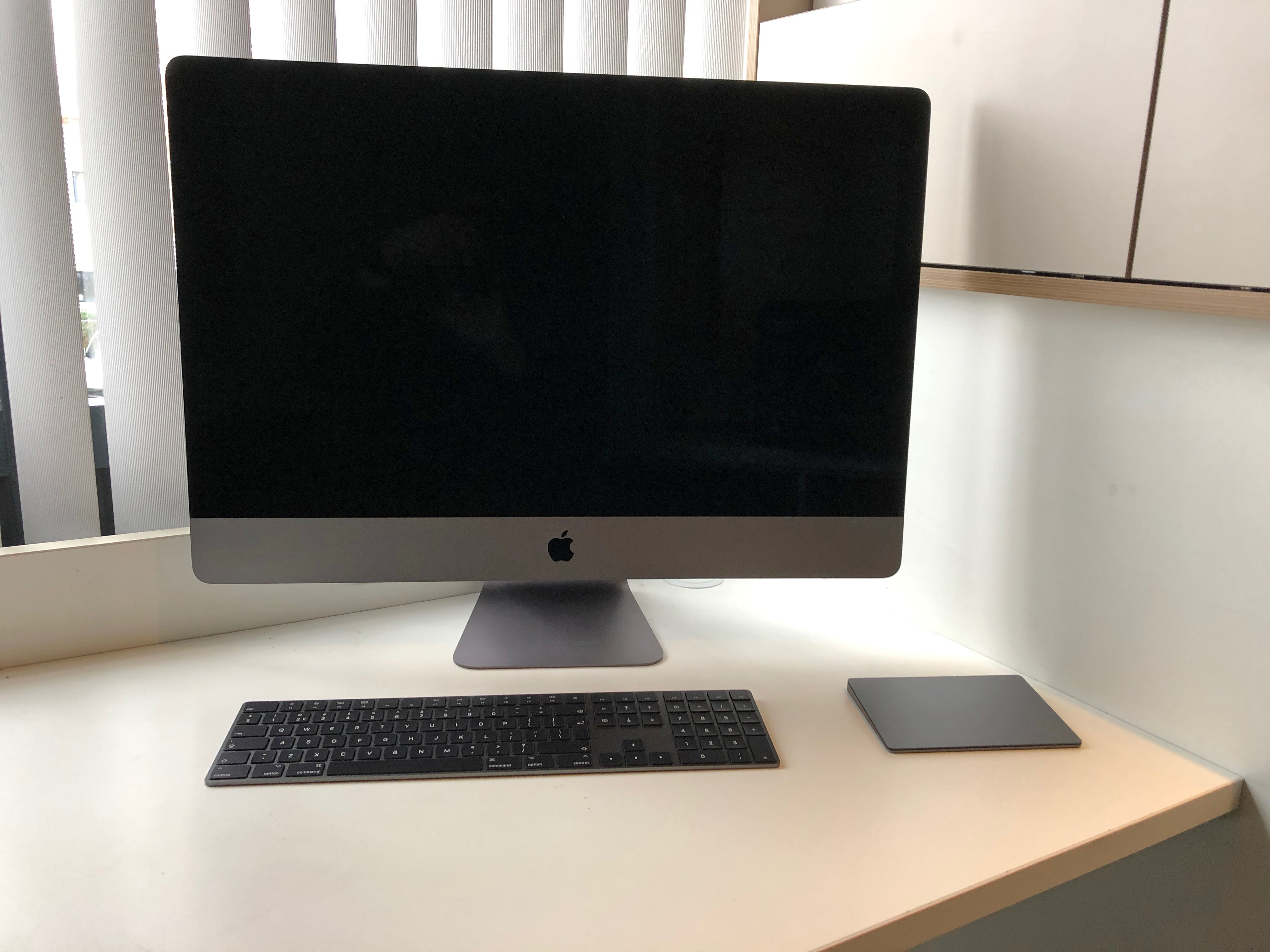 http://www.macfreak.nl/modules/news/images/zArt.Uitpaksessie-iMacPro020.jpg