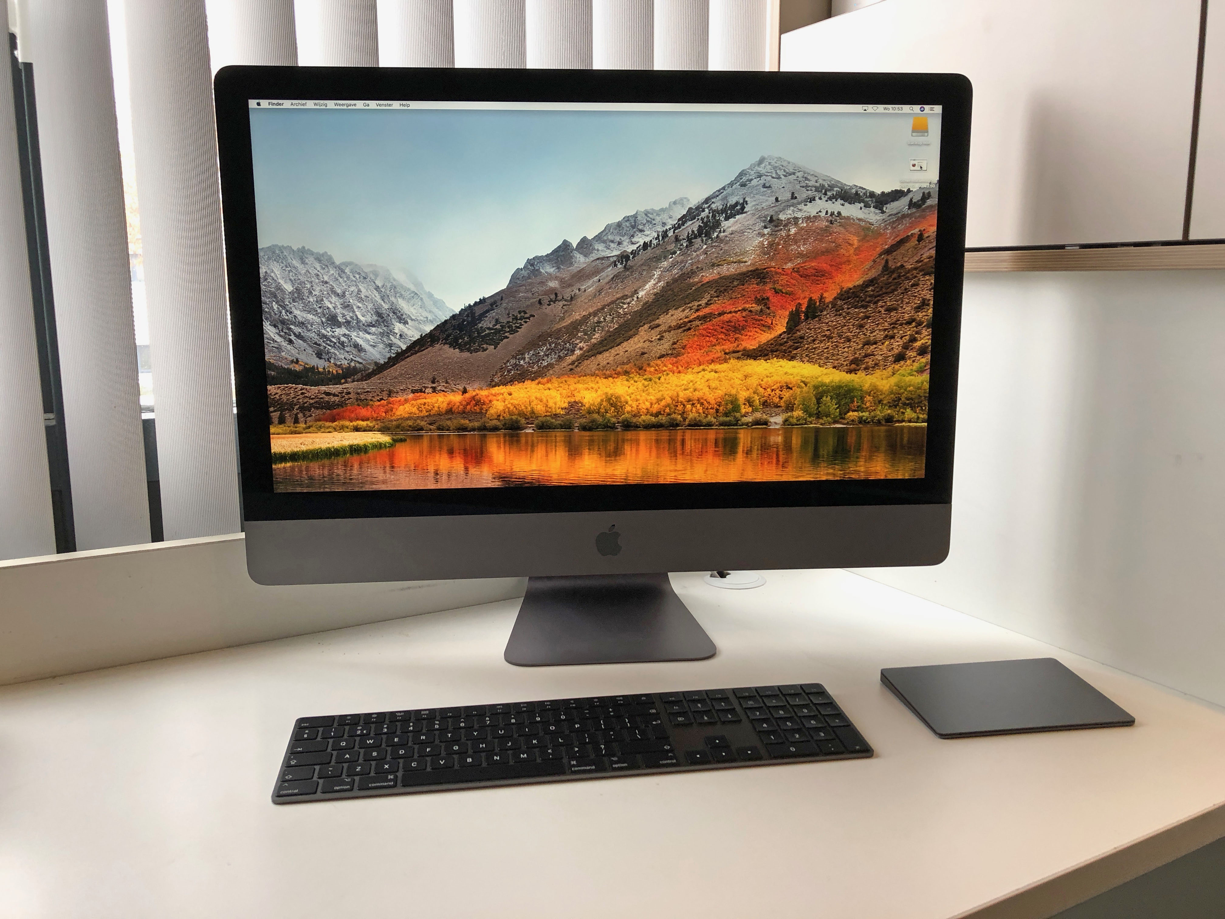 http://www.macfreak.nl/modules/news/images/zArt.Uitpaksessie-iMacPro022.jpg