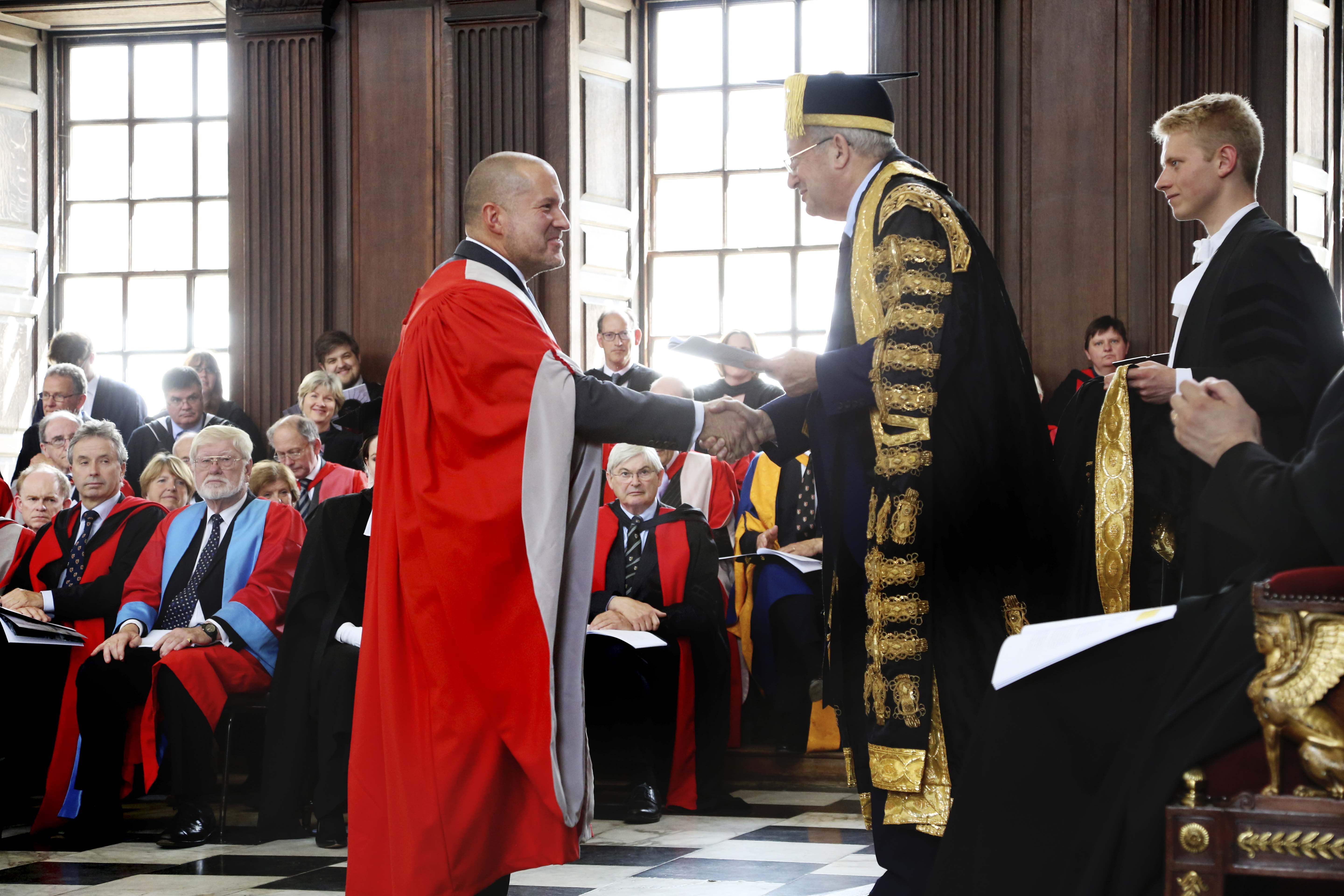 http://www.macfreak.nl/modules/news/images/zJonathanIveUniversityOfCambridge.jpg