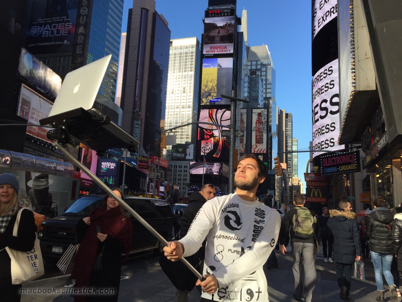 http://www.macfreak.nl/modules/news/images/zMacBookSelfieStick-1.jpg