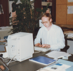 Juul achter buro MAC SE aug87 TROS.jpg