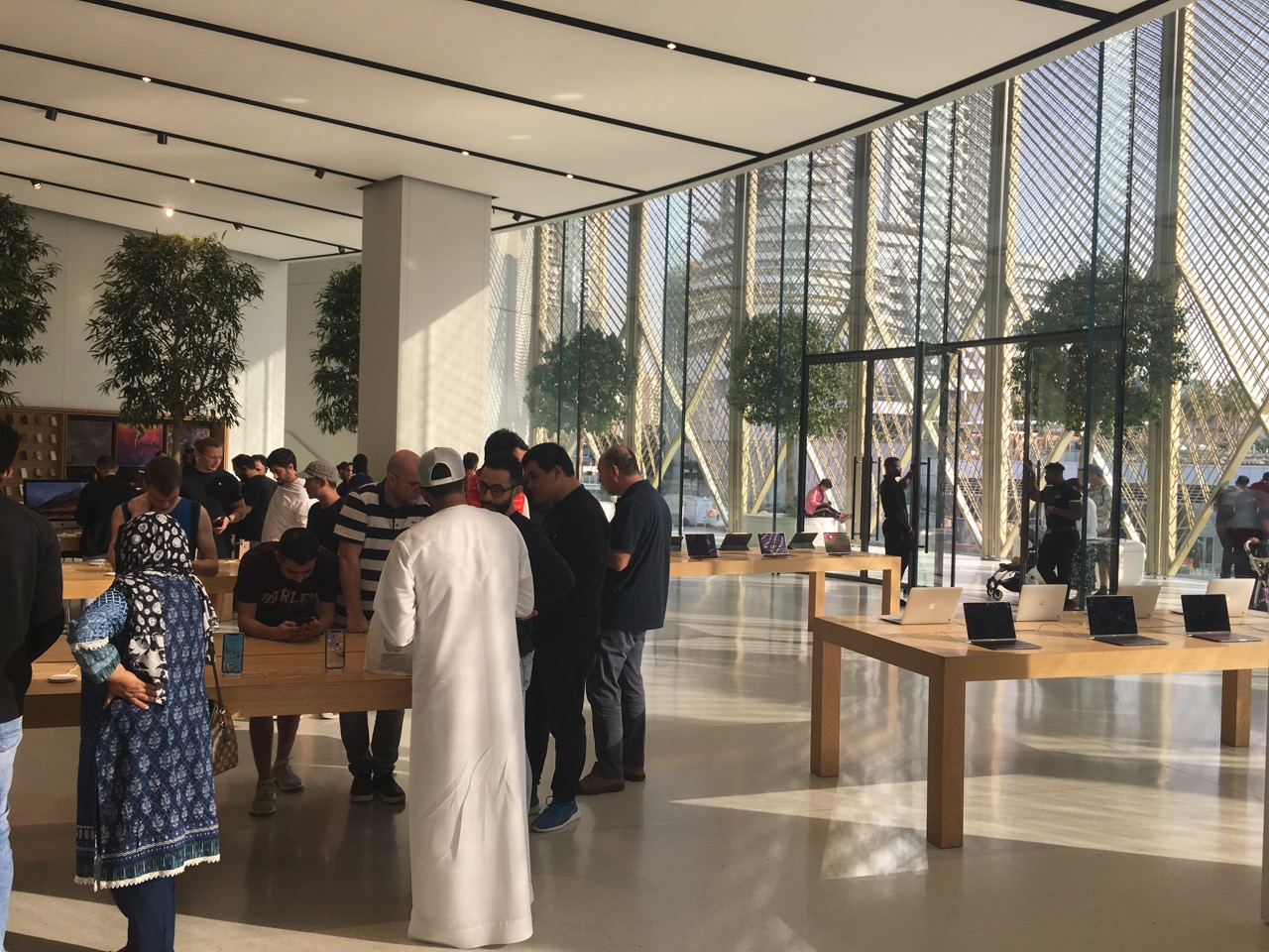 Apple Store Dubai.jpg