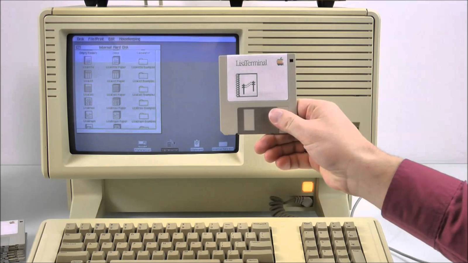https://www.macfreak.nl/modules/news/images/Apple-Lisa-Terminal.jpg