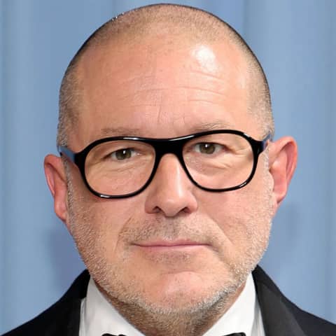 https://www.macfreak.nl/modules/news/images/JonyIve2025-icoon.jpg