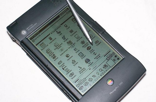 https://www.macfreak.nl/modules/news/images/Newton-MessagePad-2100.jpeg