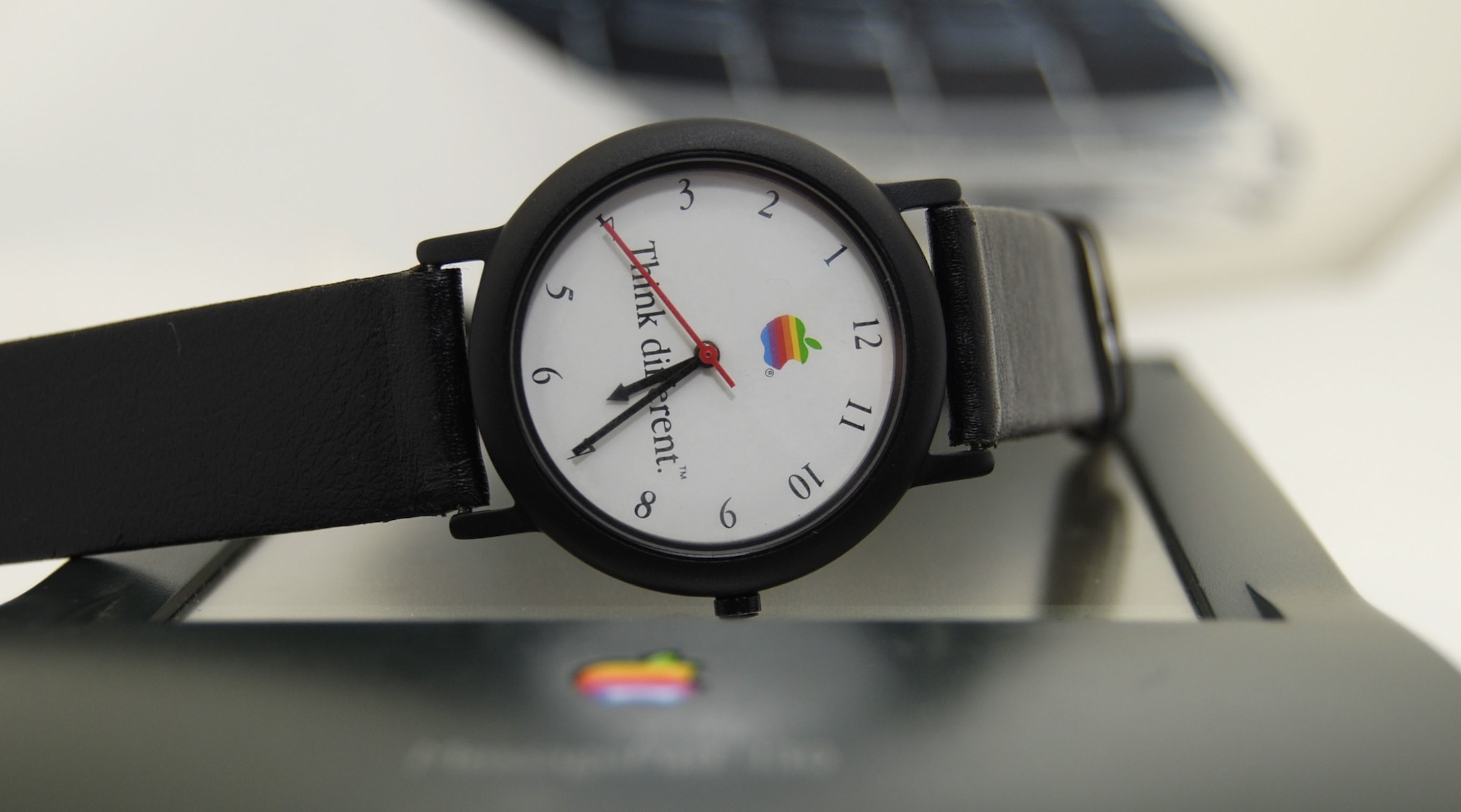 https://www.macfreak.nl/modules/news/images/apple-watch-1998-think-different.jpg