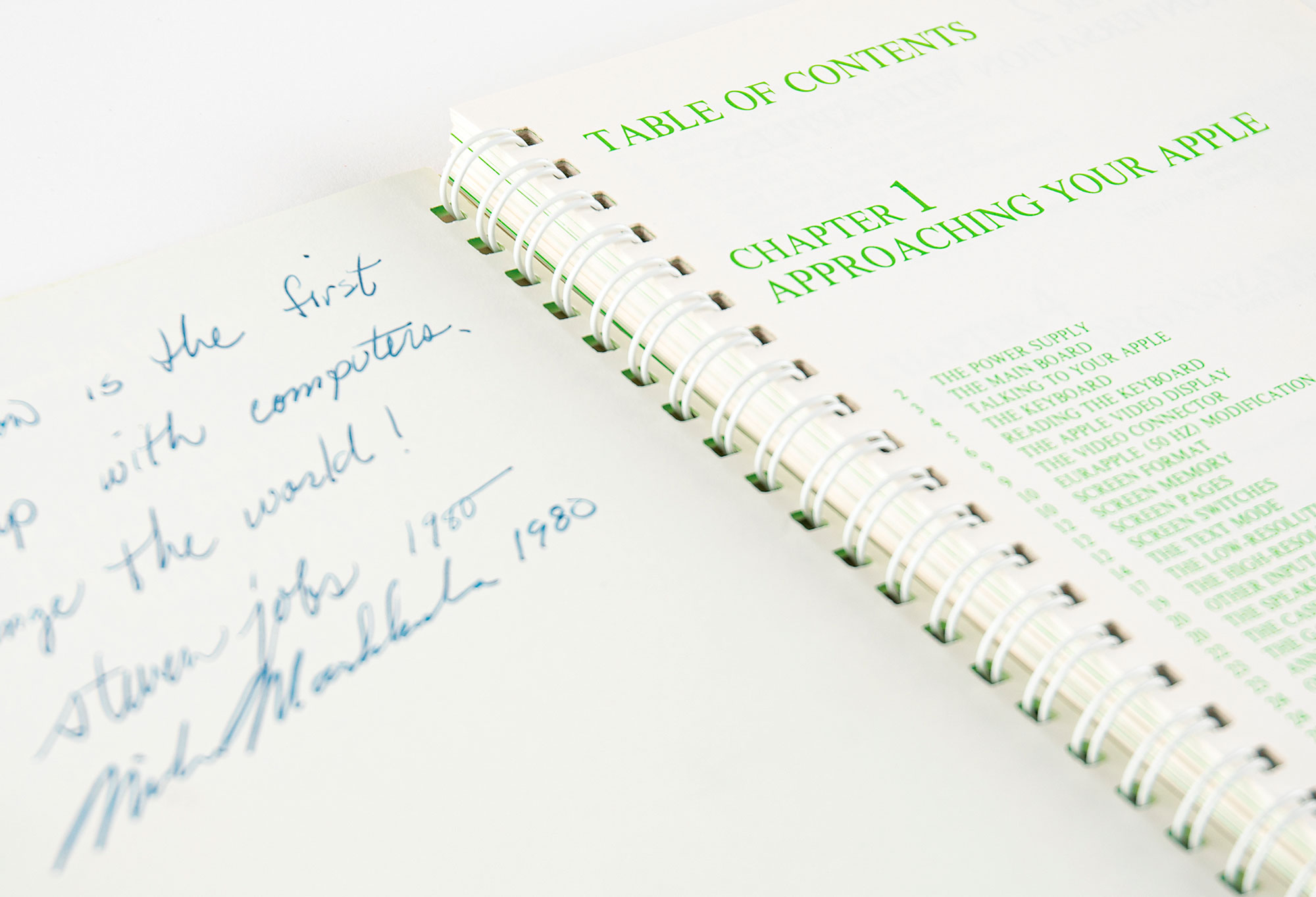 https://www.macfreak.nl/modules/news/images/zArt.AppleIIManualSteveJobsSignature-2.jpg