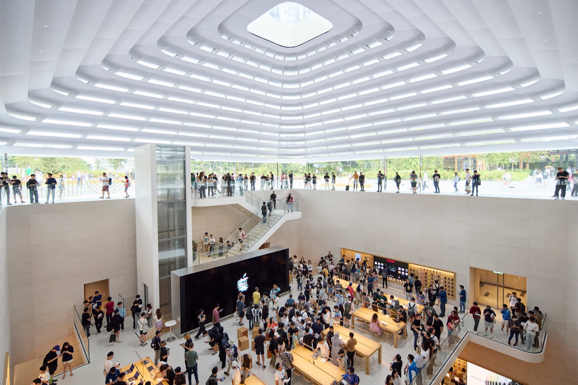 https://www.macfreak.nl/modules/news/images/zArt.AppleStoreTheExchangeTRXMalaysiaOpeningDayInteriorOverheadView.jpg
