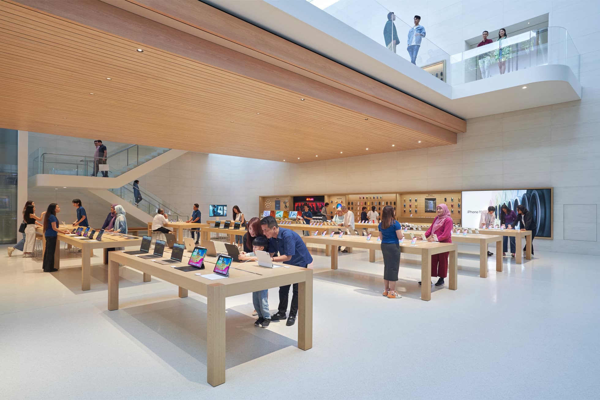 https://www.macfreak.nl/modules/news/images/zArt.AppleStoreTheExchangeTRXMalaysiaProductLineups.jpg