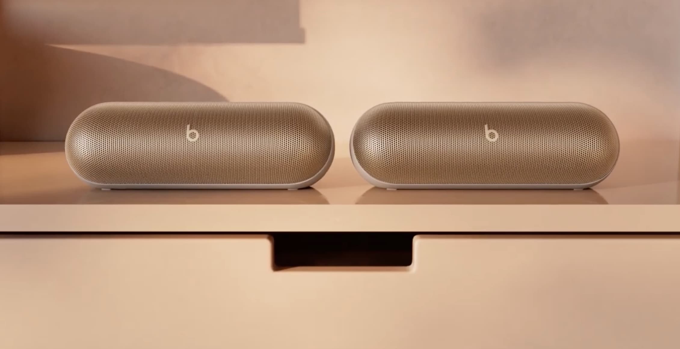 https://www.macfreak.nl/modules/news/images/zArt.BeatsPillx2PlayMode.jpg