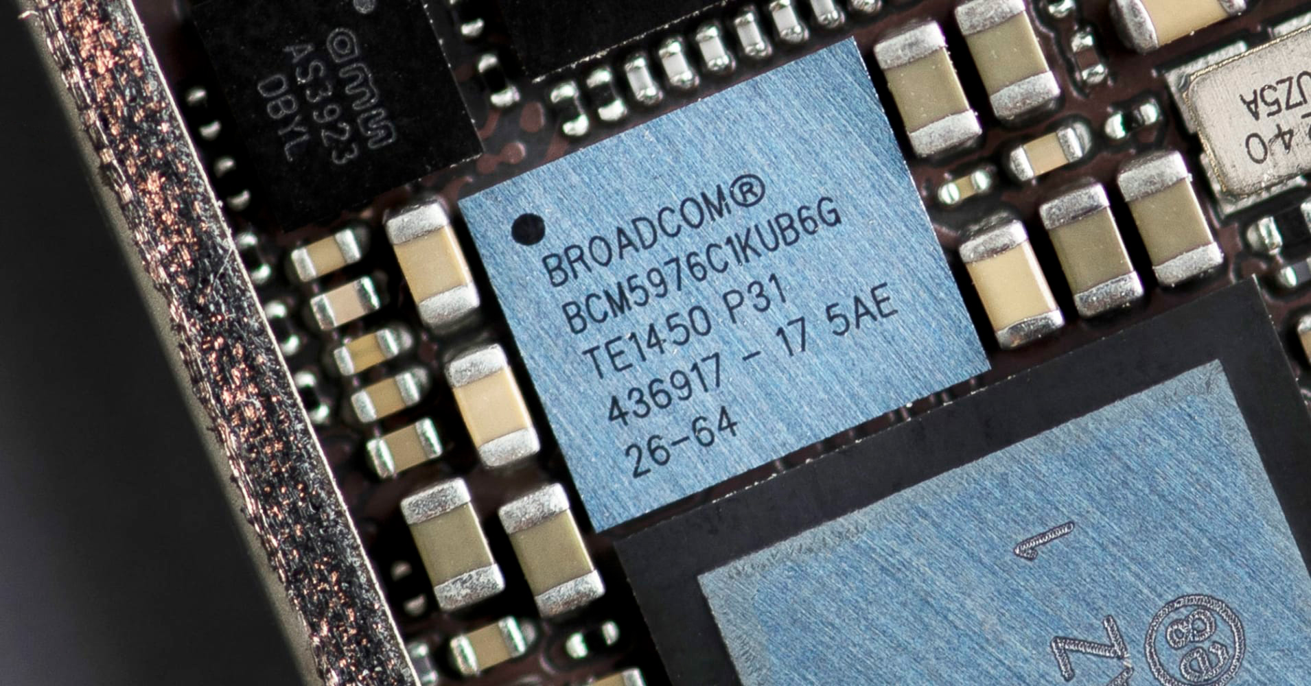 https://www.macfreak.nl/modules/news/images/zArt.BroadcomChip.jpg