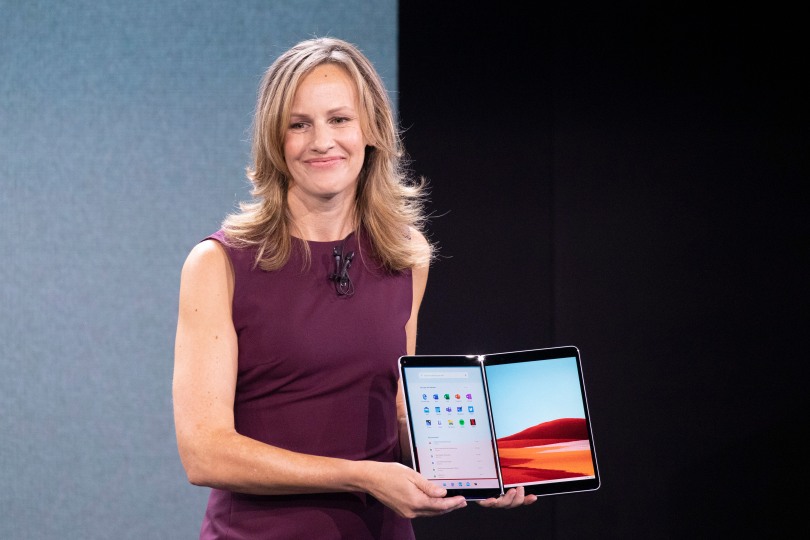 https://www.macfreak.nl/modules/news/images/zArt.CarmenZlateffMicrosoftDualScreenSurface.jpg
