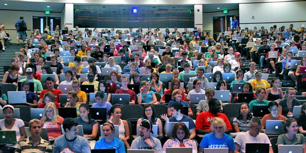 https://www.macfreak.nl/modules/news/images/zArt.CollegeAudienceAppleLaptopsLogo.jpg