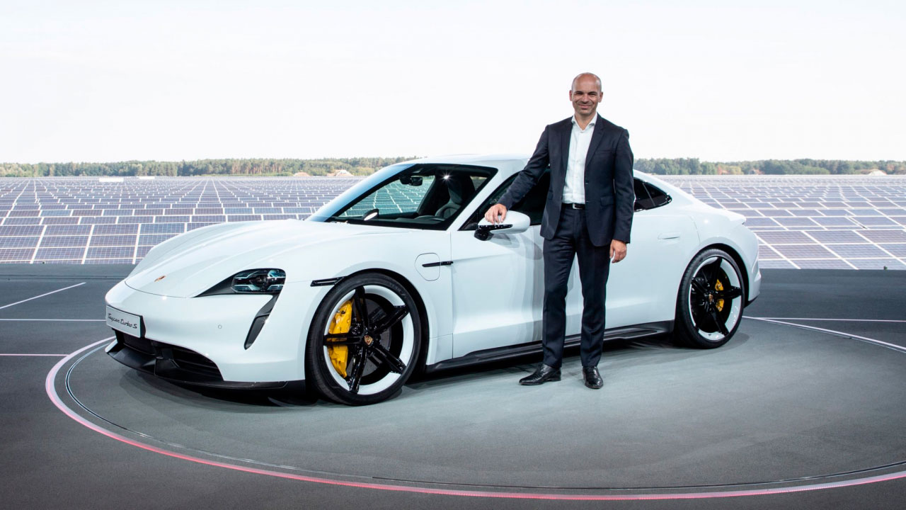 https://www.macfreak.nl/modules/news/images/zArt.DrManfredHarrerPorscheTaycan.jpg