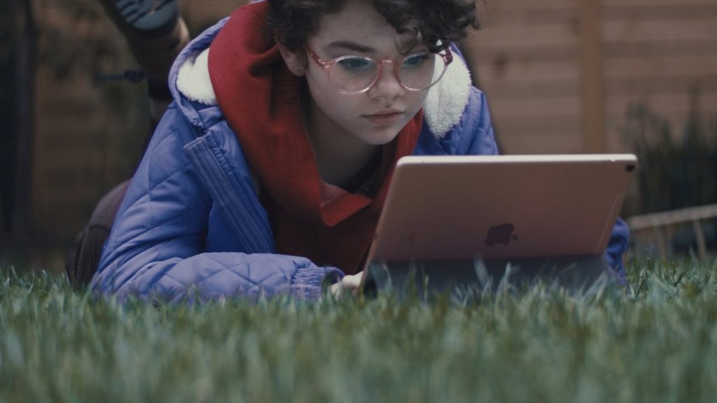 https://www.macfreak.nl/modules/news/images/zArt.Girl-iPadPro-WhatIsAComputerAd.jpg