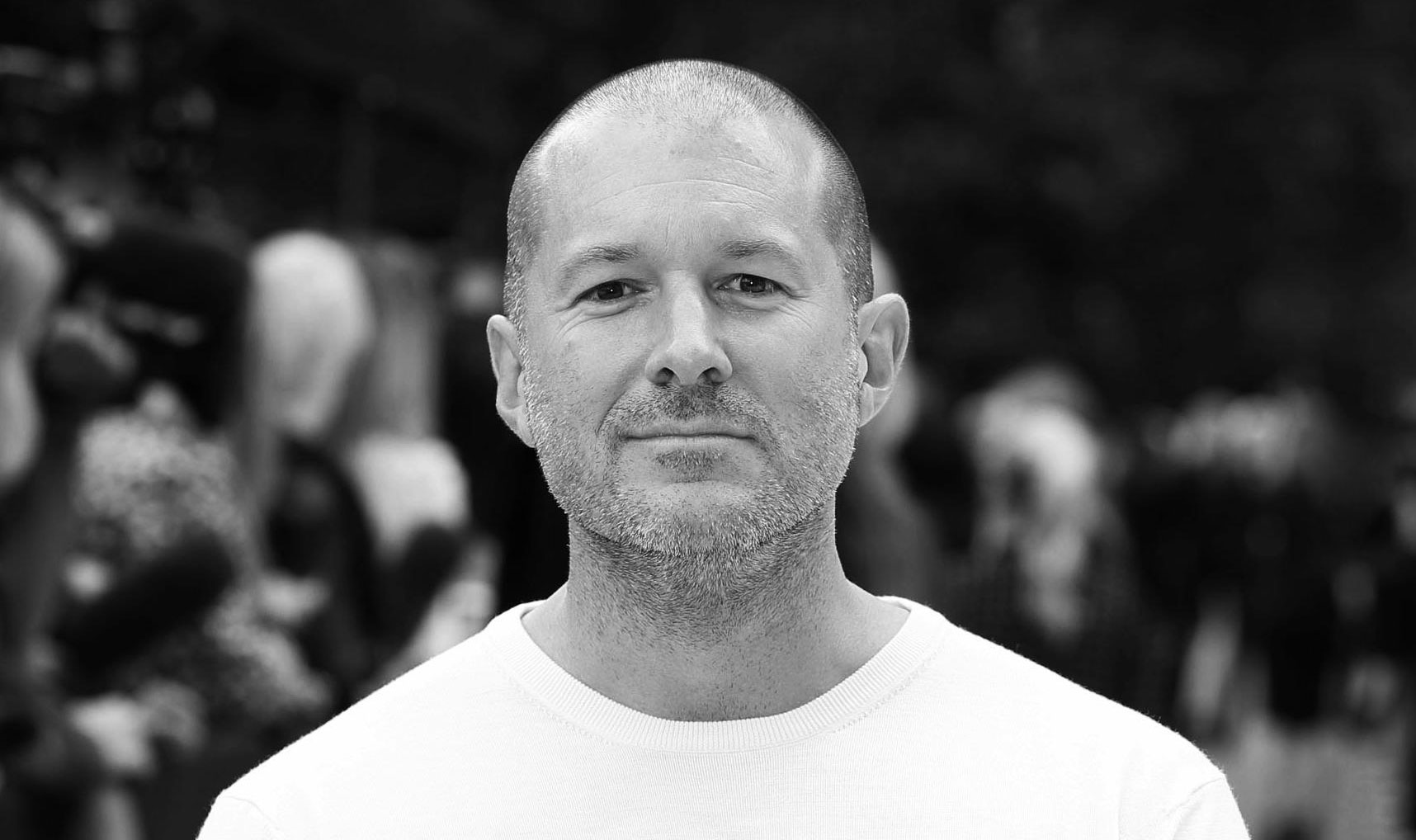 https://www.macfreak.nl/modules/news/images/zArt.JonyIveFrontaalZwartWit.jpg