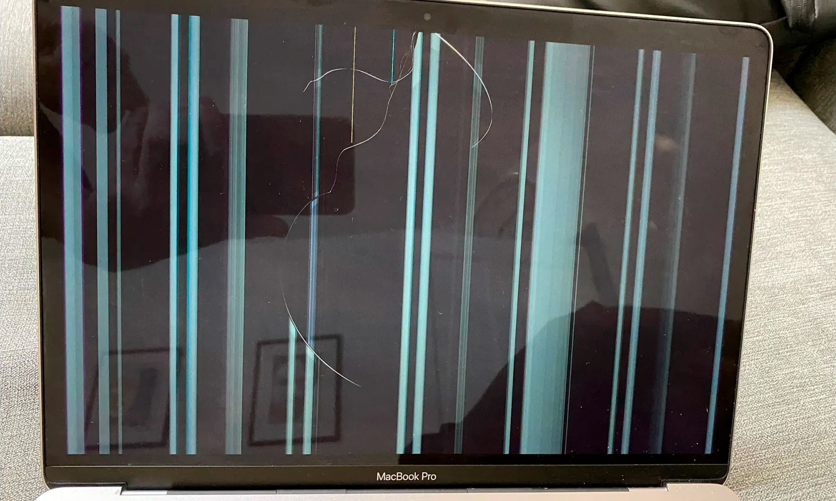 https://www.macfreak.nl/modules/news/images/zArt.M1MacBookScreenCracks.jpg