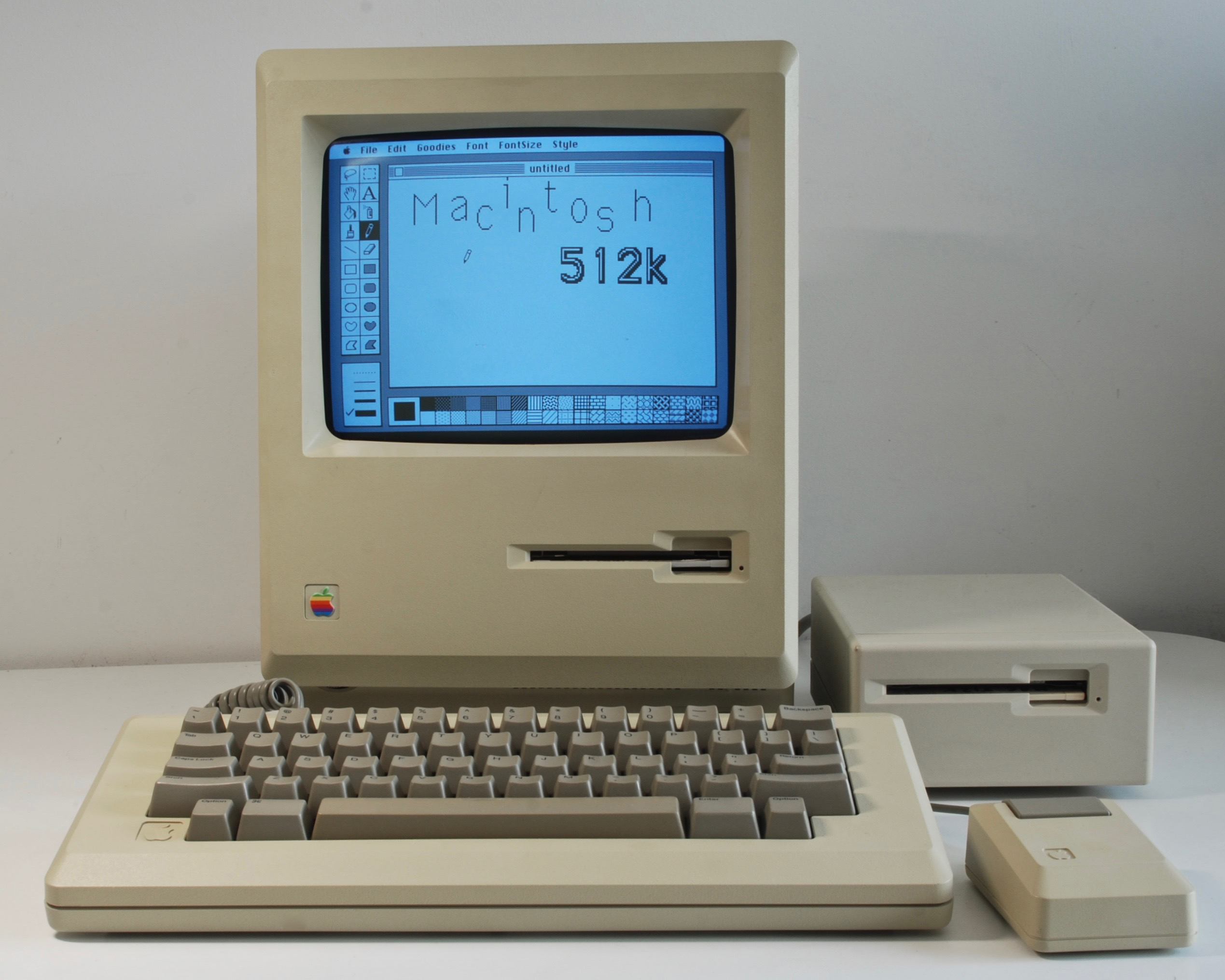 https://www.macfreak.nl/modules/news/images/zArt.Macintosh_512k.jpg