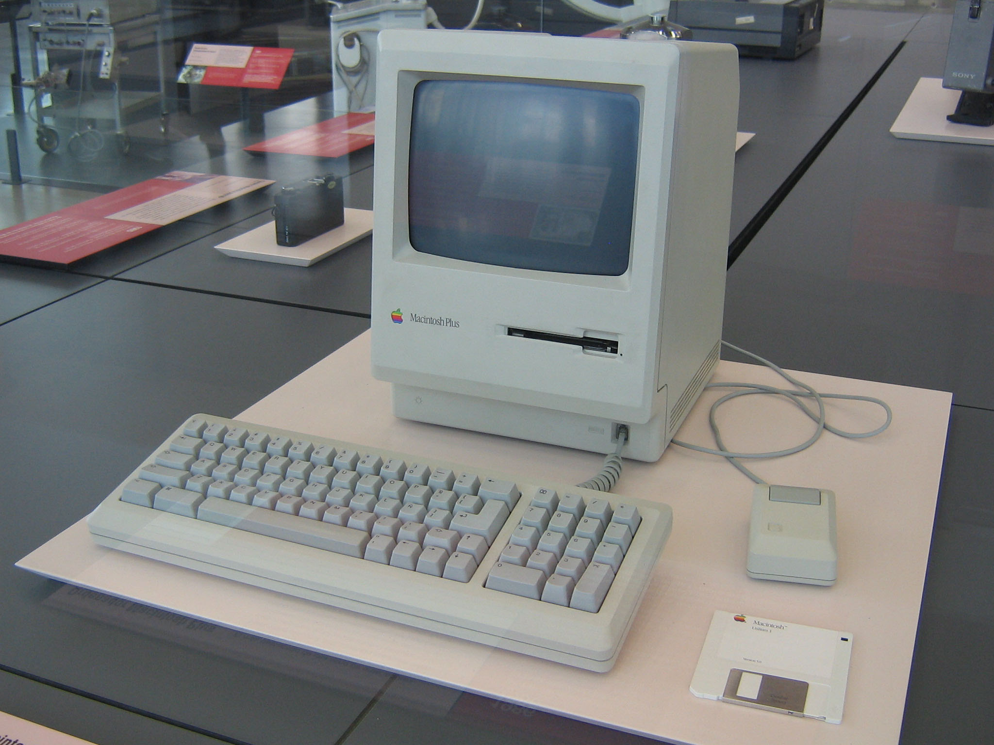 https://www.macfreak.nl/modules/news/images/zArt.Macintosh_Plus.jpg