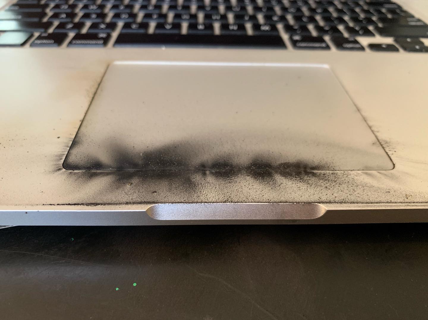 https://www.macfreak.nl/modules/news/images/zArt.Mid2015RetinaMacBookProBeschadigd-1.jpg