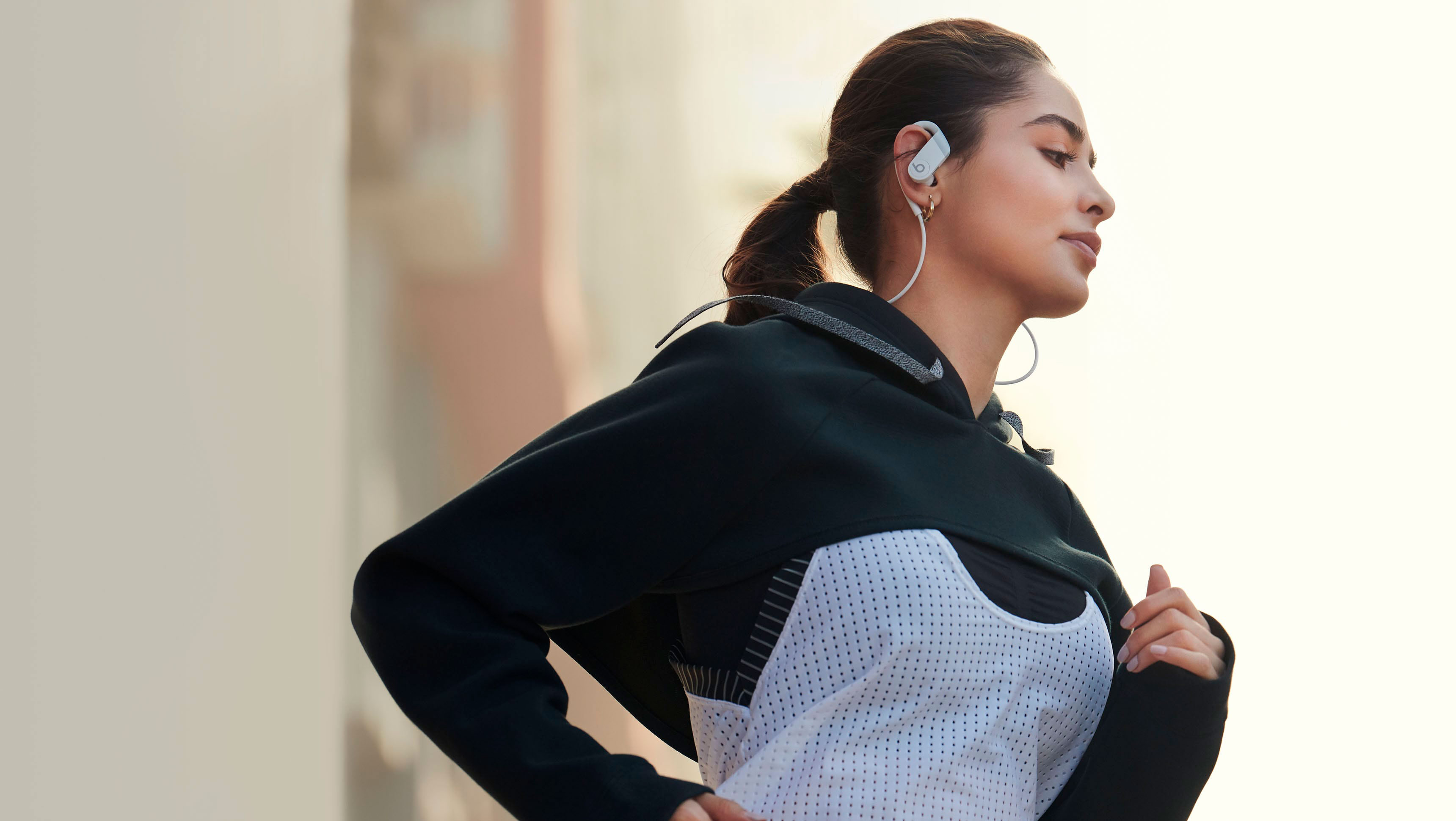 https://www.macfreak.nl/modules/news/images/zArt.PowerbeatsRunning.jpg