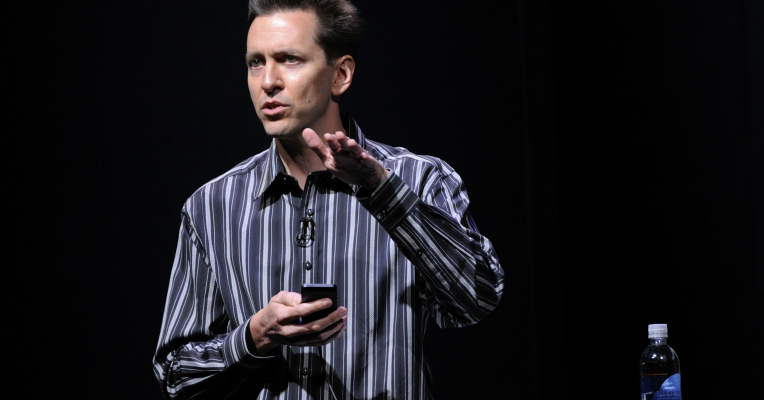 https://www.macfreak.nl/modules/news/images/zArt.ScottForstall.jpg