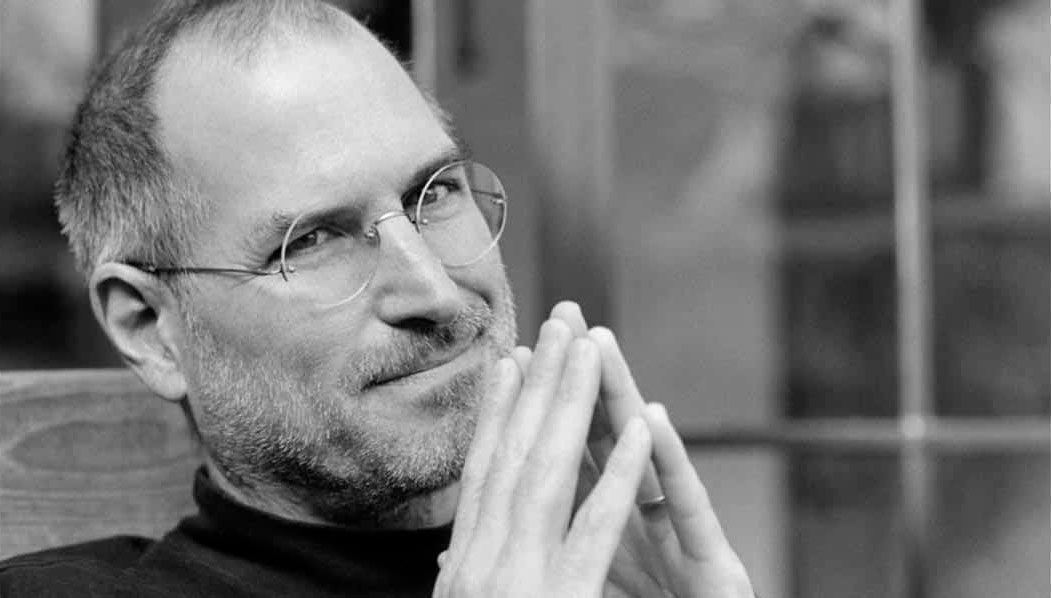 https://www.macfreak.nl/modules/news/images/zArt.SteveJobsLiggendPortretVingertoppenRakend.jpg