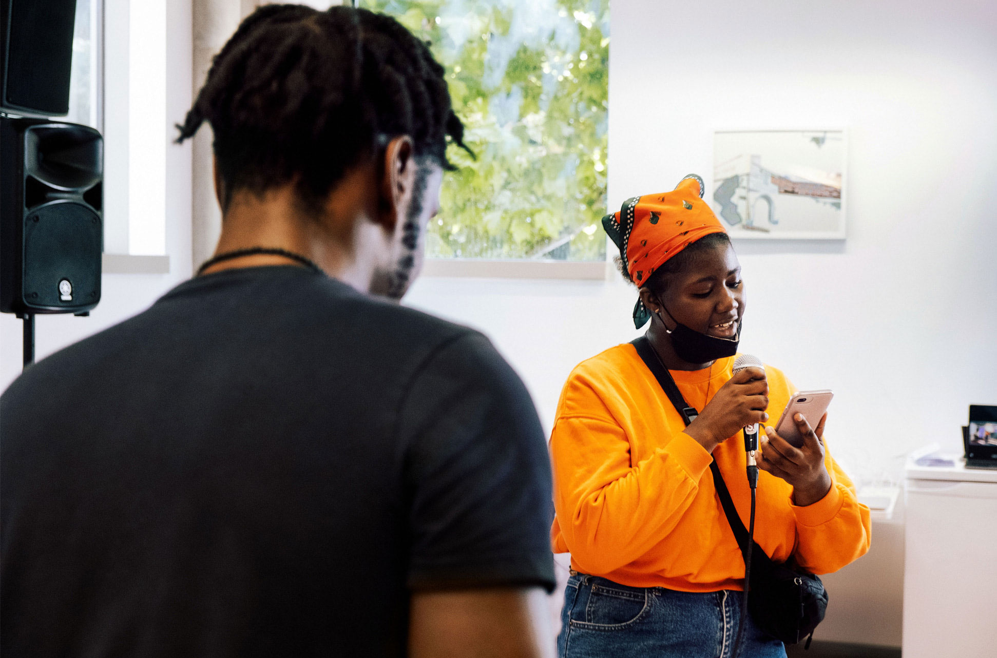 https://www.macfreak.nl/modules/news/images/zArt.TodayAtAppleCreativeStudiosLaunchMay2022ParticipantWithMicrophone.jpg