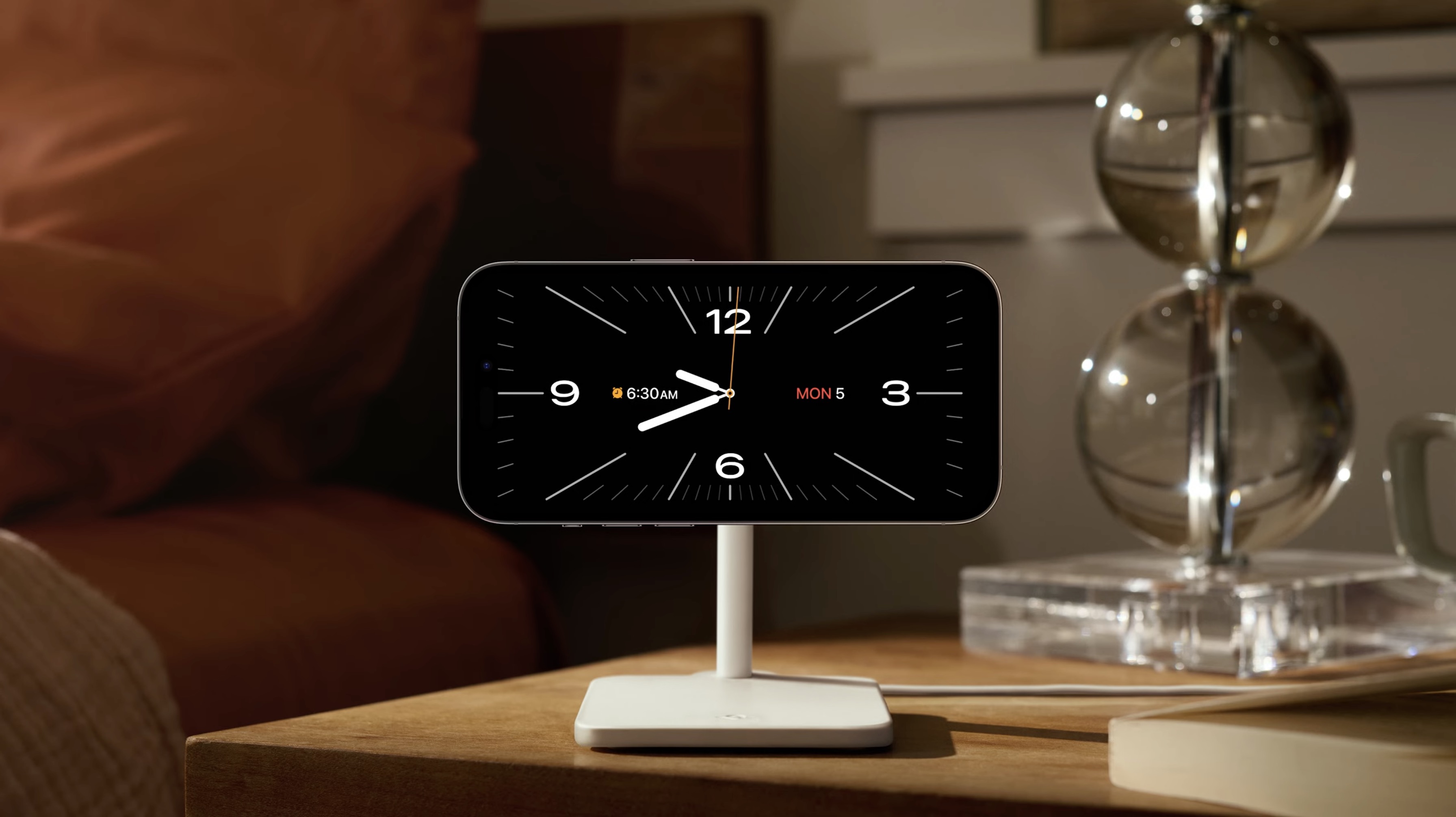 https://www.macfreak.nl/modules/news/images/zArt.iOS17StandbyClock-1.jpg