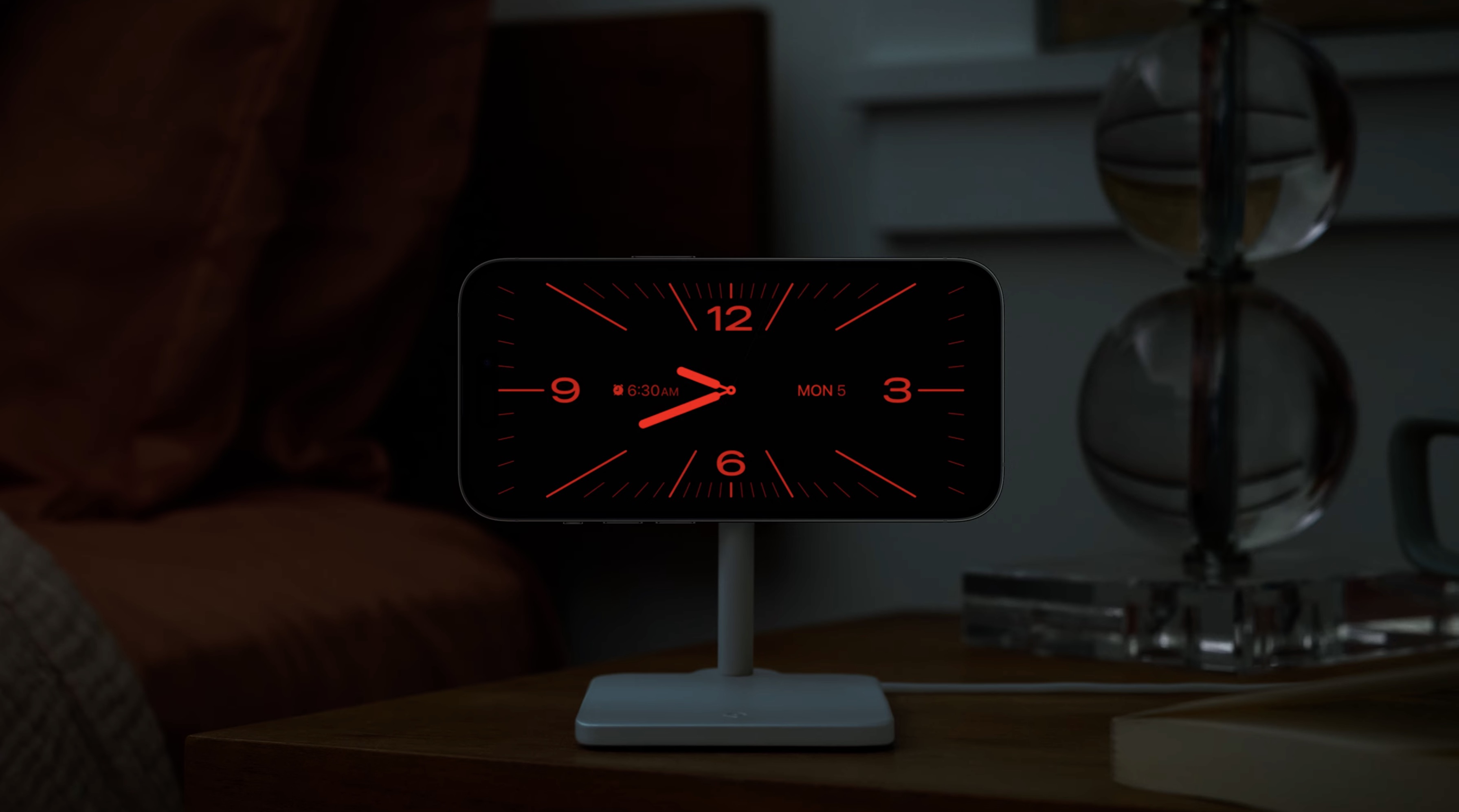 https://www.macfreak.nl/modules/news/images/zArt.iOS17StandbyClock-2.jpg