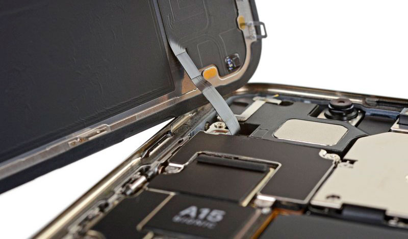 https://www.macfreak.nl/modules/news/images/zArt.iPhone13Open-iFixit.jpg