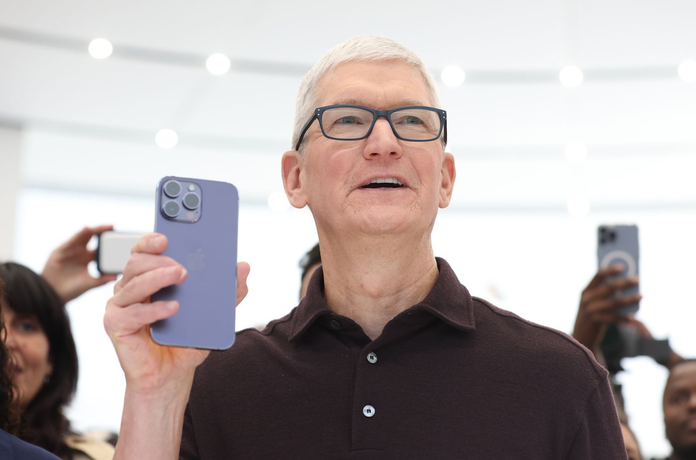 https://www.macfreak.nl/modules/news/images/zArt.iPhone14ProMaxTimCook.jpg