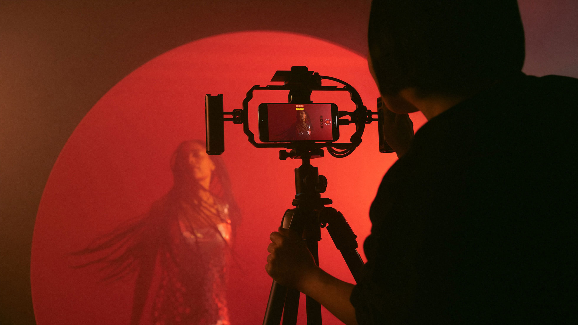 https://www.macfreak.nl/modules/news/images/zArt.iPhone15ProProResVideoShoot.jpg