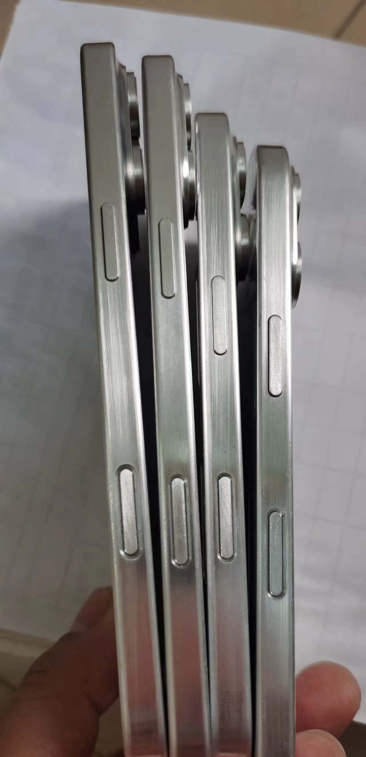 https://www.macfreak.nl/modules/news/images/zArt.iPhone16Dummies-2.jpg