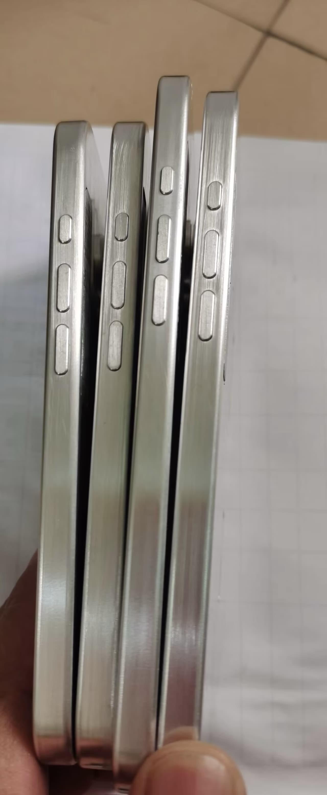 https://www.macfreak.nl/modules/news/images/zArt.iPhone16Dummies-3.jpg