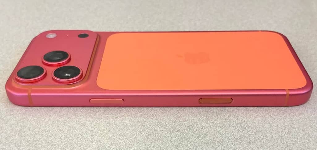 https://www.macfreak.nl/modules/news/images/zArt.iPhone17ProKosmischOranjeVerkleuringReddit.jpg