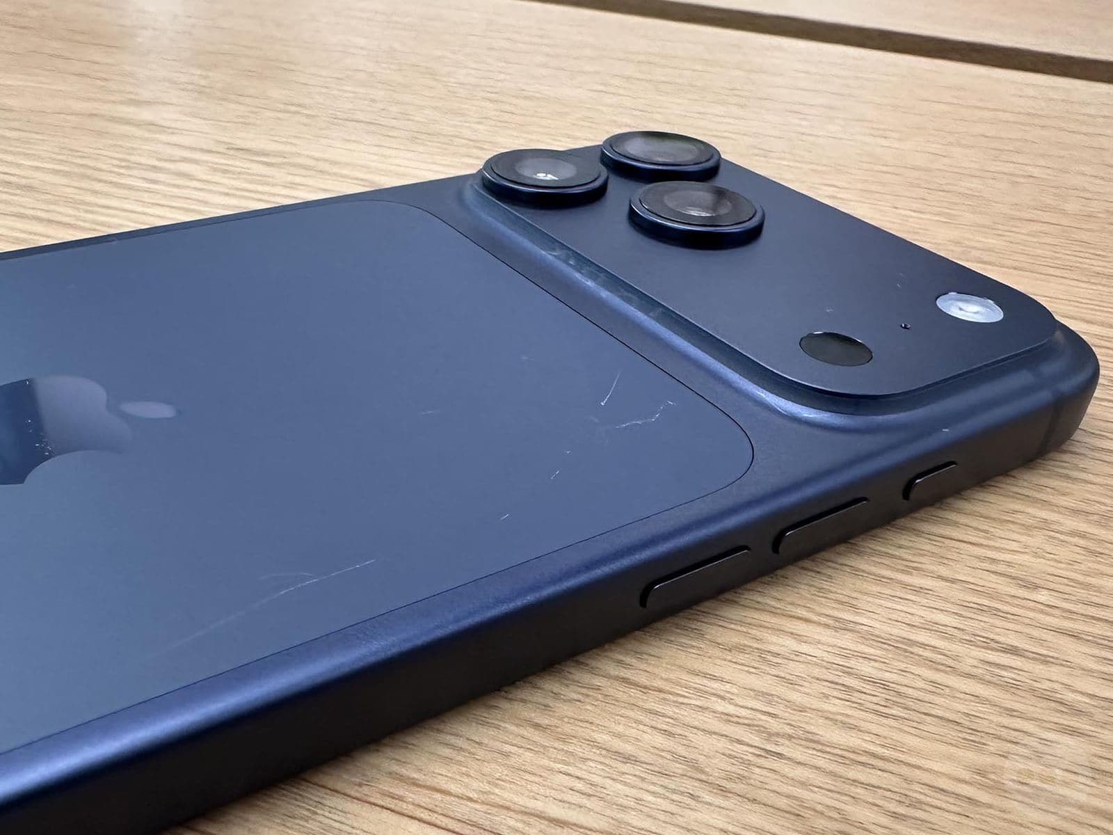 https://www.macfreak.nl/modules/news/images/zArt.iPhone17ProScratchGate.jpg