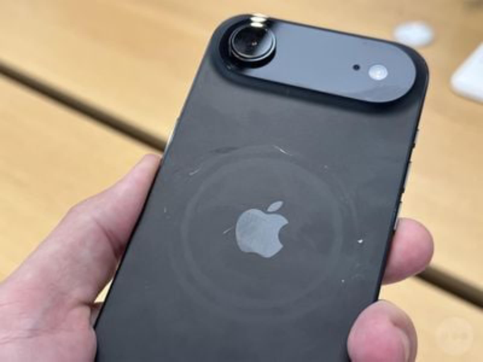 https://www.macfreak.nl/modules/news/images/zArt.iPhoneAirScratchGate.jpg