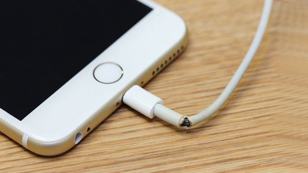 https://www.macfreak.nl/modules/news/images/zArt.iPhoneBrokenCable.jpg