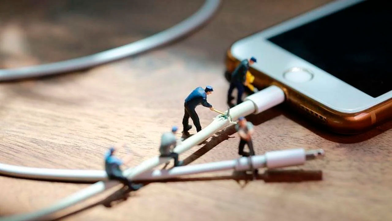 https://www.macfreak.nl/modules/news/images/zArt.iPhoneRepair.jpg