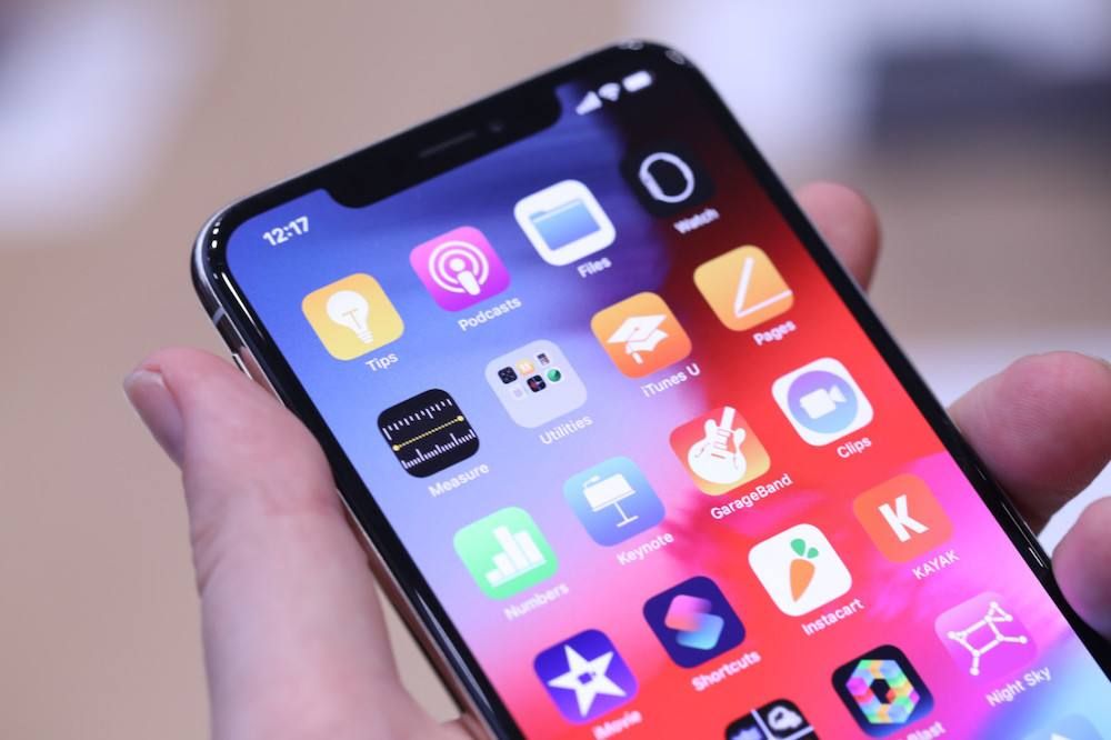 https://www.macfreak.nl/modules/news/images/zArt.iPhoneXrInHand.jpg