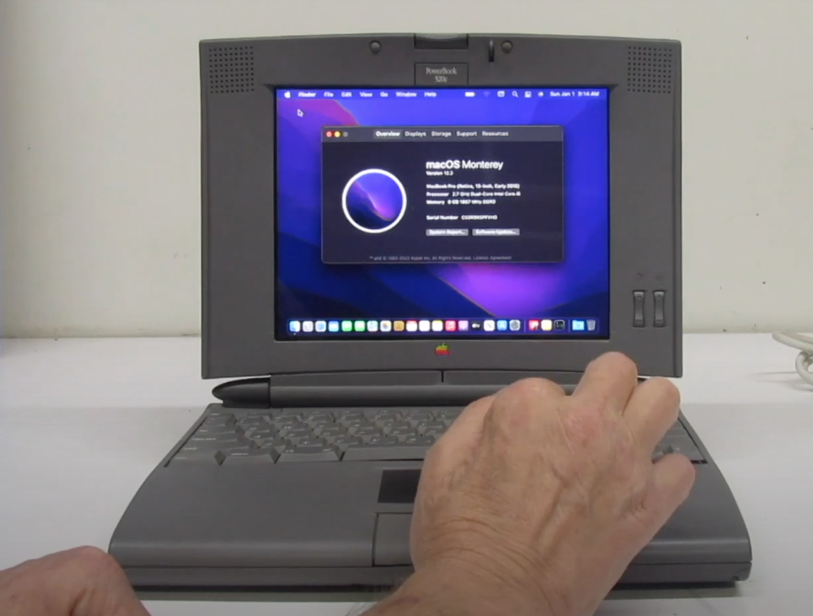 https://www.macfreak.nl/modules/news/images/zArt.macOS-Monterey-op-een-PowerBook-520C.png